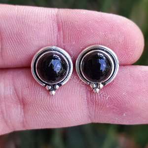 Boucles d'oreilles clous en argent sterling 925 avec onyx noir, faites à la main, bijoux pierre de naissance de juillet avec boule dorée, cadeau pour quelqu'un de spécial - Product Image 1