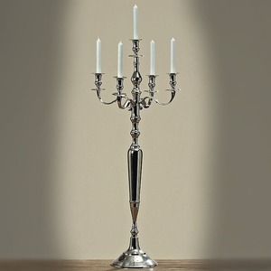 Candelabro LARGO de estilo vintage disponible en diseño de metal único para la decoración del hogar evento formal y producto de tendencia para ocasiones especiales - Product Image 2