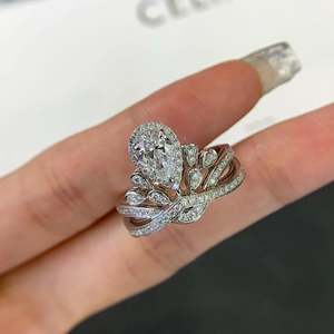 Bague de fiançailles en diamant de laboratoire en forme de poire certifié IGI 3,50 carats au total, design unique en or avec halo et pierres latérales, couleur DEF, pureté VVS - Product Image 6