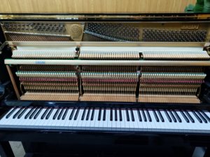 Piano Acústico Vertical Usado KAWAI KU1B Negro, de Calidad Profesional Japonesa, con Estilo Mecánico, para Exportación al por Mayor - Product Image 6