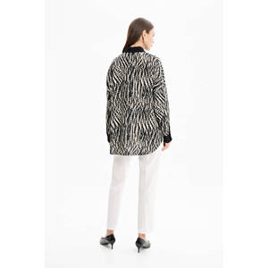Blusa Vintage de Popelina para Mujer con Cuello Asimétrico con Volantes y Bordado de Animales - Product Image 5