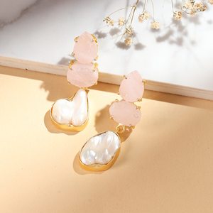 Pendientes de Lujo con Cuarzo Rosa Chapados en Oro y Perlas Barrocas para Mujer, Joyería Bohemia Hecha a Mano - Product Image 1