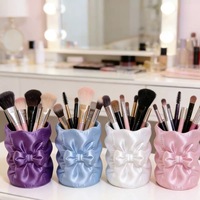 Porte-pinceaux de maquillage mignon avec nœud, organisateur de bureau en résine Kawaii, support à stylos cosmétiques pour coiffeuse, rangement de bijoux et décoration de salle de bain