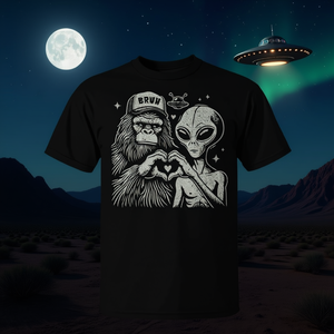 T-shirt vintage avec motif de signe de main Bigfoot et Alien Heart, design promotionnel rétro - Product Image 3
