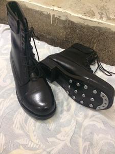 une paire de bottes en cuir noir, peut-être des bottes de pilote ou de pilote de ligne - Product Image 3