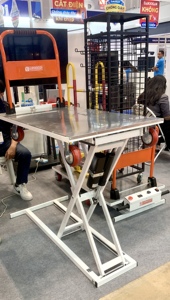 โต๊ะยกไฮดรอลิกไฟฟ้าสำหรับงานหนัก รับน้ำหนัก 400 กก. ความเร็วในการยก 30 วินาที แท่นยกสำหรับ 4 คน สำหรับคลังสินค้า - Product Image 2