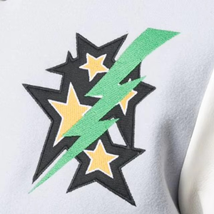 แจ็กเก็ตผ้าแคนวาสผู้ชายแบบพรีเมี่ยมแนวสตรีทพร้อมคอตั้งกันน้ำปักโลโก้และแผ่นปะตัวอักษรผ้ากำมะหยี่ - Product Image 6