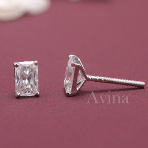 Boucles d'oreilles clous en diamant de laboratoire certifié IGI, taille radiant, or 18 carats, solitaire rectangulaire - Product Image 5