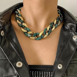 Cadena de eslabones de resina diseñada para mercados artesanales, que destaca en cualquier exhibición de joyería. Cadena de eslabones de resina perfecta. - Product Image 1