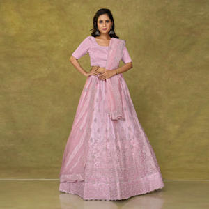 Lehenga Choli de Tela Twill Premium con Adornos Refinados, Silueta Esculpida, Acabado Decorativo en el Dobladillo y Caída Fluida - Product Image 2