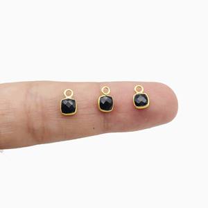 Pendentif coussin en onyx noir, breloque en pierre précieuse à facettes minuscule dans une lunette plaquée or pour bijoux de bricolage et créations de breloques minuscules faites à la main - Product Image 2