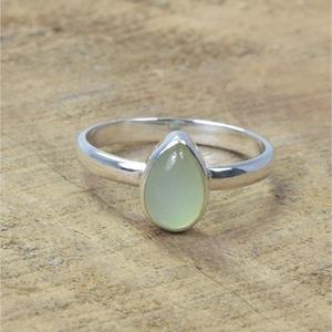 แหวนพลอยคริสเตียนหรูหรา ดีไซน์ใบไม้ RR30 จาก Jewelry Studio ประดับด้วยพลอยออนิกซ์สีเขียวธรรมชาติ ตัวเรือนเงินแท้ 925 เหมาะสำหรับงานแต่งงานและงานเลี้ยง - Product Image 3