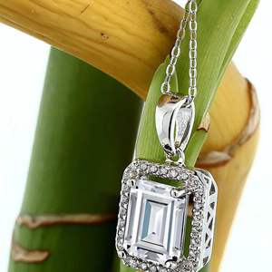 Collar con colgante de halo de moissanita blanca de corte esmeralda para mujer - Product Image 2