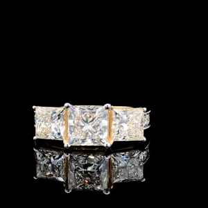 Anillo de Compromiso con Diamante Cultivado en Laboratorio, Corte Princesa, 3 Piedras, Oro Sólido de 14k, Certificado IGI - Product Image 1