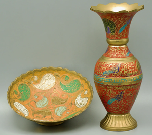 Juego de Jarrones y Cuencos de Latón Hechos a Mano Vintage, Metalería Mughal Grabada a Mano, Centro de Mesa Decorativo con Relieve Floral Ornamentado - Product Image 1