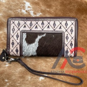 Belle fourrure de vachette de créateur usinée à la main sculpture portefeuille pochette coque de téléphone portefeuille multi utilisations cuir occidental bracelet portefeuilles - Product Image 1