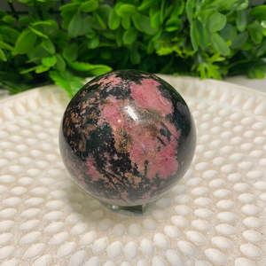 Prix de gros Image de cristal de rhodonite de guérison naturelle Sphères de pierres précieuses Cristaux de boule de mascotte de style d'amour à vendre - Product Image 4
