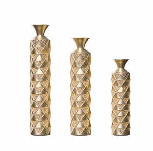 Lot de 3 vases dorés de luxe en métal et aluminium pour plancher, design triangulaire gaufré, décor élégant pour maisons élégantes, intérieurs d'hôtels - Product Image 2