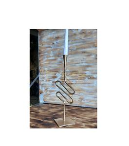 Bougeoir antique unique en métal et fer pour les intérieurs sur le thème du vintage, décoration d'intérieur classique et accents traditionnels élégants - Product Image 1