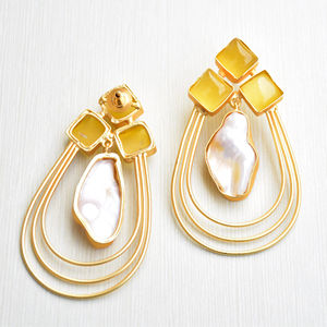 Boucles d'oreilles en laiton de qualité supérieure plaquées or avec perle naturelle et pierre semi-précieuse, finition plaquée or 18 carats, motif unique de créateur - Product Image 4