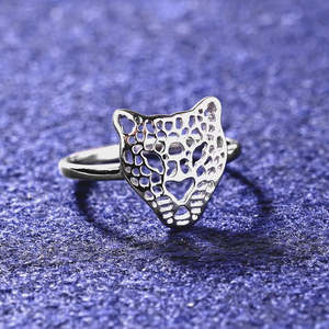Anillo Geométrico de Pantera en Platino con Baño de Rodio - Diseño Romántico con Gema Tallada - Product Image 2