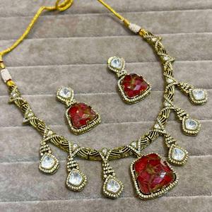 Lujo Moissanite Polki Flexible Hasli con doblete collar de piedra conjunto con pendientes de latón para fiesta de boda para mujeres y niñas - Product Image 2
