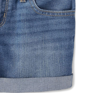 Shorts en jean pour filles avec fermeture à bouton et ourlet retroussé, design personnalisé, vente en gros de shorts en jean pour enfants - Product Image 3