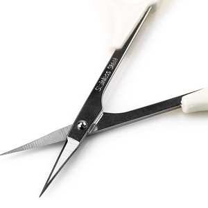 Tijeras para cejas con tapa protectora de seguridad Tijeras para cejas curvas ligeras para un modelado preciso - Product Image 3