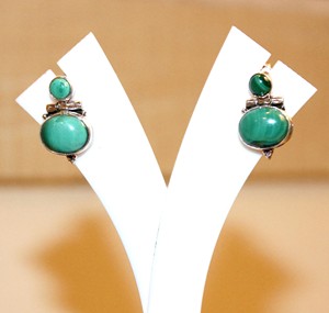 Boucles d'oreilles ethniques en argent sterling 925 fabriquées à la main au Népal forme ovale Malachite cristaux de guérison bijoux turquoise à la mode - Product Image 3