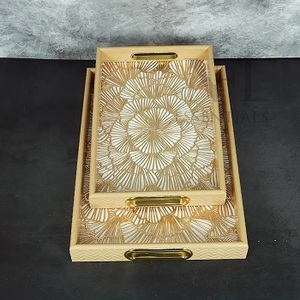 Plateau de service en bois à motifs floraux, poignées découpées, forme ronde, revêtement émaillé, aspect brillant - Product Image 1