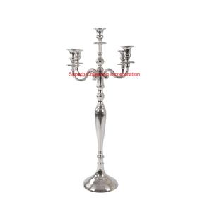 Bougeoir décoratif pour la maison moderne Candélabre en fer à 5 bras pour table à dîner ou Noël Bougeoir élégant en vente - Product Image 3