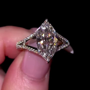 Bague de fiançailles en moissanite taille marquise 7x14 mm, sertie pavé sur un pied ouvert, avec halo caché, plaquée or blanc - Product Image 4