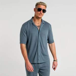 Chemise coupe décontractée en ardoise-Design en tissu texturé avec ourlet pour un look élégant et confortable, décontracté, streetwear - Product Image 2