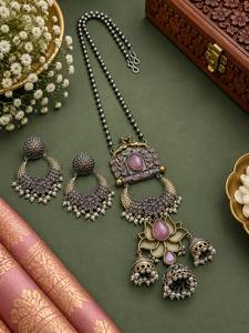 Ensemble de pendentifs à longue chaîne bicolore de qualité supérieure avec boucles d'oreilles assorties |   Ensemble de colliers élégants pour femmes |   Vêtements de fête et de soirée - Product Image 4
