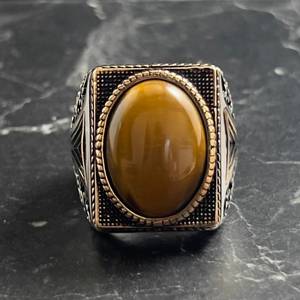 Anillo de Plata de Ley 925 Auténtica para Hombre con Piedra de Ojo de Tigre Marrón Natural Bordada con un Diseño Especial - Product Image 2
