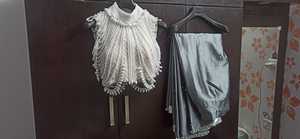 เสื้อปักไข่มุกสีขาวแบบหนาบนเสื้อส่าหรีพร้อมผ้าปักลาย zari สวยบนผ้าไหมสำหรับงานปาร์ตี้และงานแต่งงาน @ 2023 - Product Image 3