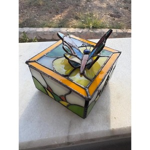 Élégante boîte à bijoux en métal coloré avec design papillon Organisateur de qualité supérieure pour bagues, boucles d'oreilles, bracelets et utilisation quotidienne - Product Image 5