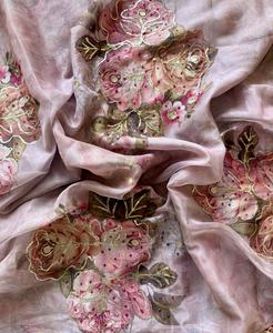 ผ้าส่าหรีไหมเทบบี้เนื้อนุ่มทันสมัยสำหรับผู้หญิง ออกแบบโดยดีไซเนอร์ชาวอินเดีย พร้อมลายพิมพ์ดิจิทัลและงานปักเลื่อมทั่วผ้า - Product Image 1