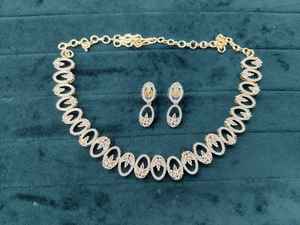 Ensemble de bijoux ethniques indiens tendance pour mariée, avec collier et boucles d'oreilles à motif de cloche en perles, collier ras du cou tendance - Product Image 2