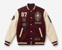 Veste d'équipe personnalisée rouge et blanche avec broderie, lettres estampées à chaud, col montant, logo avant, vente directe d'usine OEM