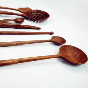 Cuillère en bois traditionnelle faite à la main pour pique-nique de camping avec cuillère en bois naturel légère et durable attachée à la chaîne en métal - Product Image 1