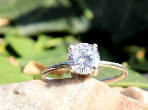 Anillo de Compromiso de Plata 925 Hecho a Mano con Moissanita y Gema de Corte Redondo, Estilo Cristiano, Certificado por Terceros, Joyería Fina - Product Image 4