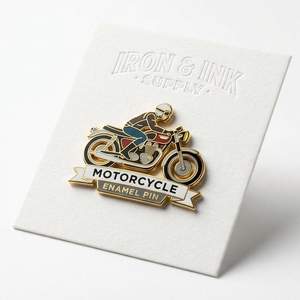 Pin Tradicional de Latón Plateado con Logotipo Personalizado, Impresión en Serigrafía y Tarjeta de Soporte - Product Image 3