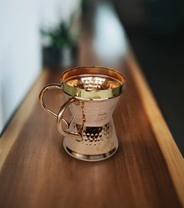 Mug en cuivre antique Moscow Mule, mug en cuivre en vrac avec poignée double pour la maison, le restaurant, l'hôtel, fabriqué à la main en Inde - Product Image 2