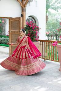 Lehenga <span class=keywords><strong>Choli</strong></span> berenda elegan: Set Bandhej Lehenga <span class=keywords><strong>Choli</strong></span> bergaya dengan kain merah muda panas tradisional amber Lehenga <span class=keywords><strong>Choli</strong></span>: merah muda