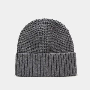 Vente en gros Bonnet multicolore en laine pour adultes Bonnet de ski côtelé court pour pêcheur Bonnets d'hiver en jacquard uni pour tenue décontractée - Product Image 1