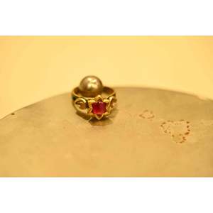 แหวนดอกไม้ประดับทับทิมธรรมชาติสำหรับผู้หญิง GoldSutra พร้อมตัวเรือนแบบ Prong Setting ชุบทองคำ ดีไซน์ทันสมัยสำหรับงานแต่งงาน - Product Image 1