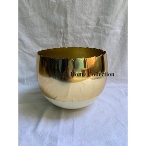 Lot de 3 pots décoratifs en métal pour l'organisation de la présentation et du rangement des fleurs plaqué or avec cadre en bois et support Designer - Product Image 3