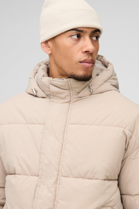 Chaqueta de Hombre Acolchada de Nailon Arrugado con Diseño Moderno y Logotipo Personalizado, Color Arena, Resistente al Viento, de Alta Calidad para Invierno - Product Image 6