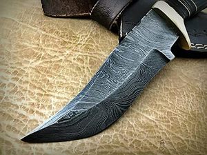 Couteau à lame fixe en acier damas avec gaine en cuir Raisen Échelle ronde de couleur noire avec support OEM en laiton - Product Image 2